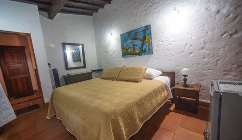 Basic Room, 1 King Bed, Ensuite, Pool View