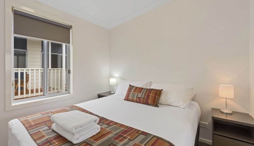 Deluxe 2 Bedroom Cabin - Sleeps 4