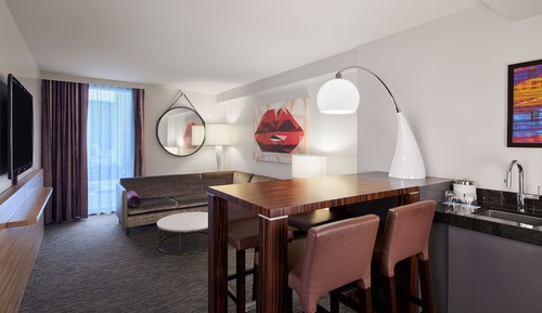 District 3, King Suite, Non-Smoking