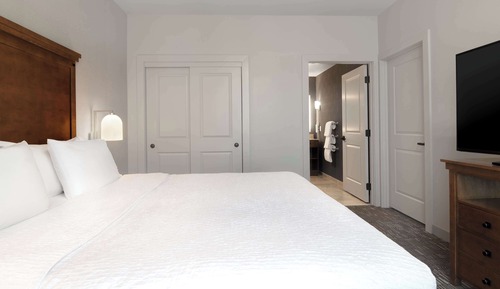 Suite, 1 King Bed, Accessible, Non Smoking (Roll-in Shower)