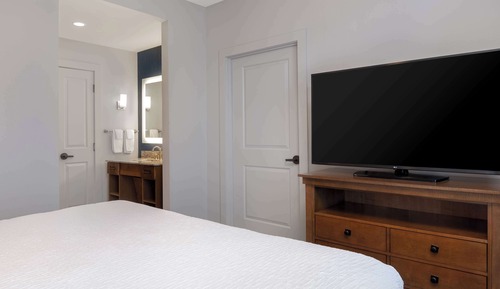 Suite, 1 King Bed, Accessible, Non Smoking (Hearing)