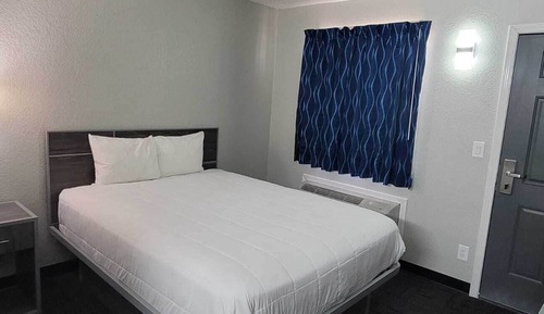Standard Room, 1 Queen Bed