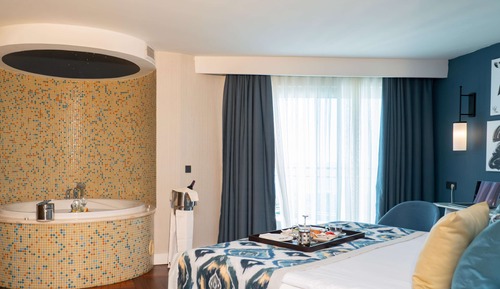 Junior Suite, 1 Queen Bed, Sea View, Corner