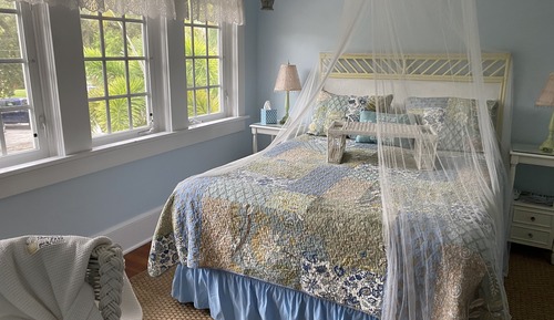 Deluxe Room, 1 Queen Bed, Canal View