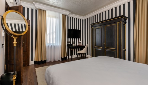 Deluxe Suite, Jetted Tub