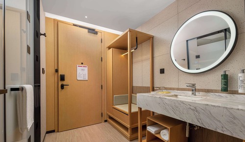 Basic Room, 1 King Bed