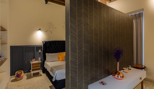 Master King with Bathtub