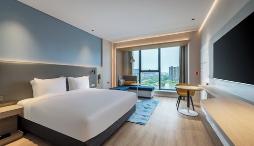 Standard Room, 1 King Bed, Lake View (Separate Bath)