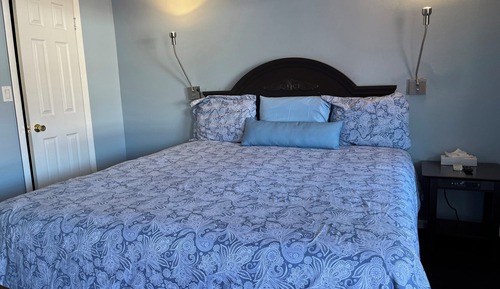 Basic Room, 1 King Bed