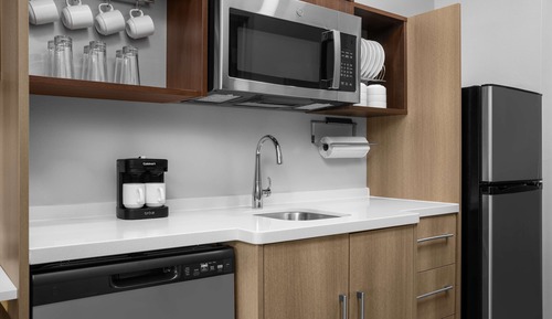 Studio, 1 King Bed, Accessible (Roll-In Shower)