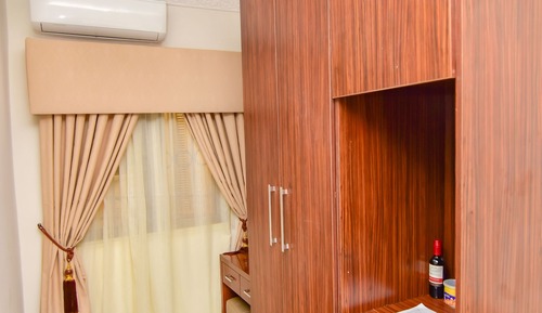 Standard Room, 1 Queen Bed, Courtyard View