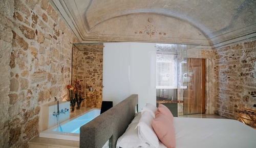 Elite Room, 1 Queen Bed, Hot Tub, City View