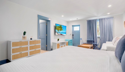 Deluxe 1 Bedroom Queen Suite