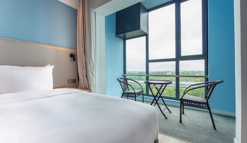 Standard Room, 1 King Bed, Balcony (High Floor)
