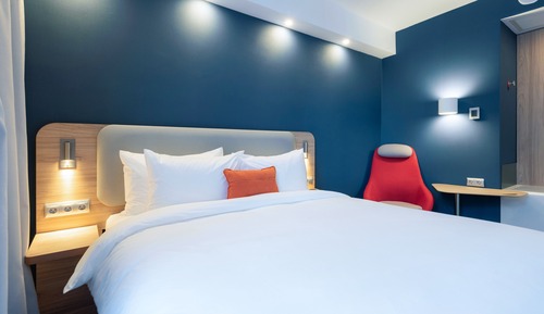 Standard Room, 1 Queen Bed (Free Breakfast)