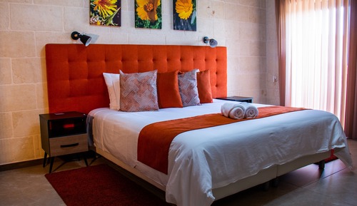 Comfort Room, 1 Queen Bed, Courtyard View, Courtyard Area