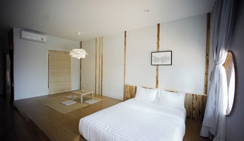 Queen Room with Pool View