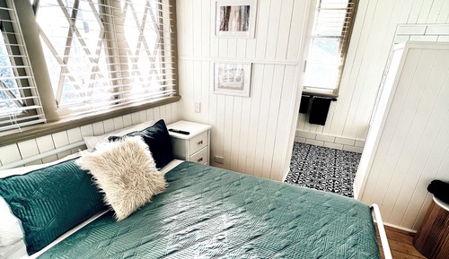 Business Room, 1 Queen Bed, Non Smoking, Ensuite