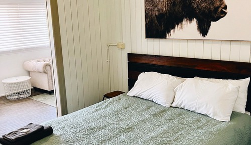 Standard Room, 1 Queen Bed, Non Smoking, Shared Bathroom