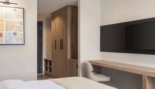 Room, 1 King Bed, Accessible, City View (Hearing)