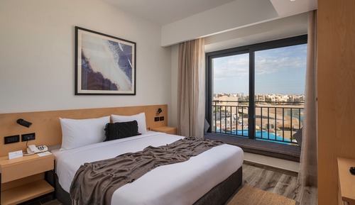 Junior Suite with rooftop Lagoon and Pool View