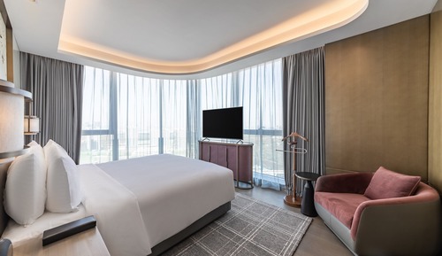 Premium Room, 1 Queen Bed, Club Lounge Access