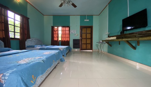 Family Room, Private Bathroom