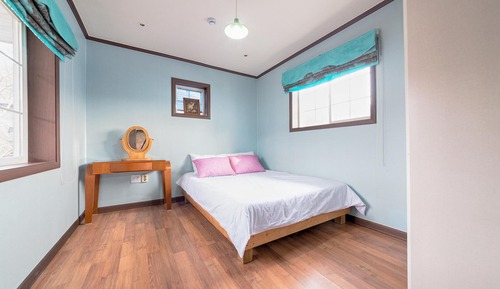 Basic Room, 3 Bedrooms (Seville)