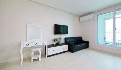 Room (Room 202)