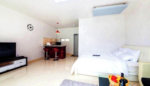 Room (Room 103)