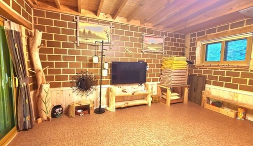 Room (Deep in the mountains (1st floor hey )
