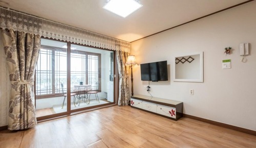 Room (Room 201)