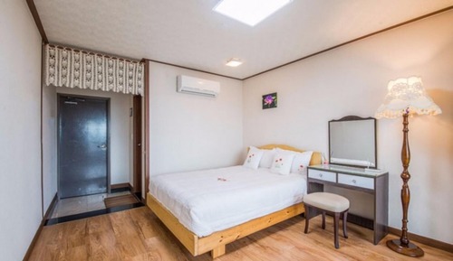 Room (Room 301)