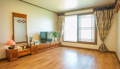Room (Room 203)