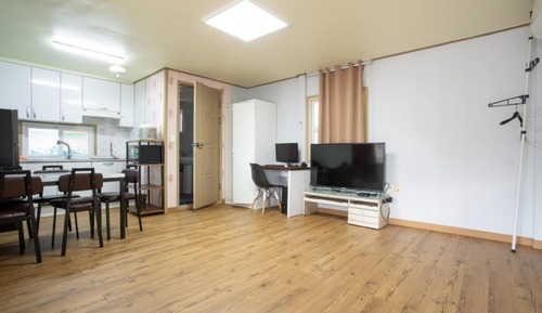 Room (Room 102)