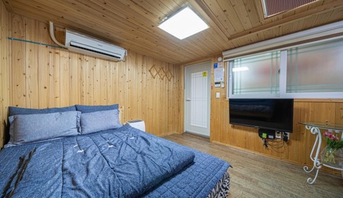 Room (Star Room (Bed) Window with a view of)