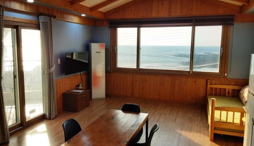 Room (Room 205)