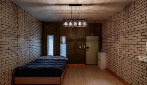 Room (L2)