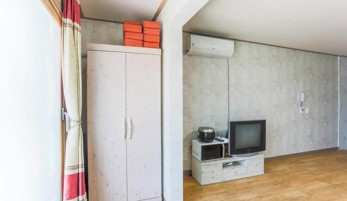 Room (Room 202)