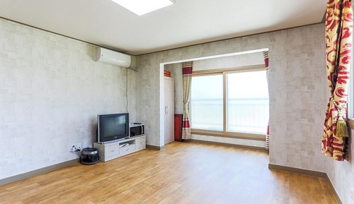 Room (Room 201)