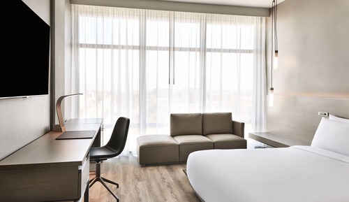 Room, 1 King Bed, Mountain View (Mobility Accessible, Roll-in Shower)