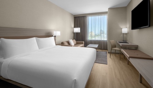 Room, 1 King Bed, Pool View (Mobility Accessible, Tub)