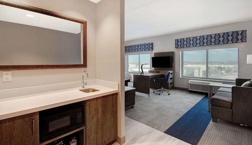 Studio, 1 King Bed, Refrigerator & Microwave (Wet bar)