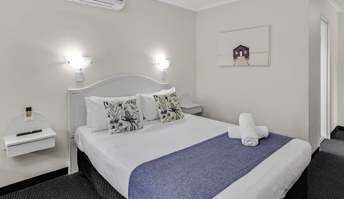 Deluxe Queen Suite