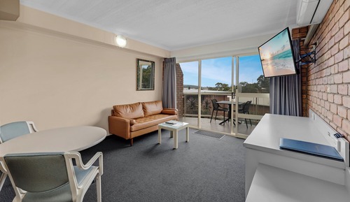 Queen Private Balcony Suite (Upstairs)