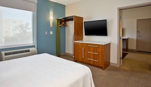 Suite, 1 Queen Bed, Accessible, Bathtub