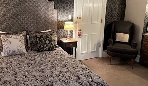 Standard Room, 1 Queen Bed, Non Smoking, Private Bathroom
