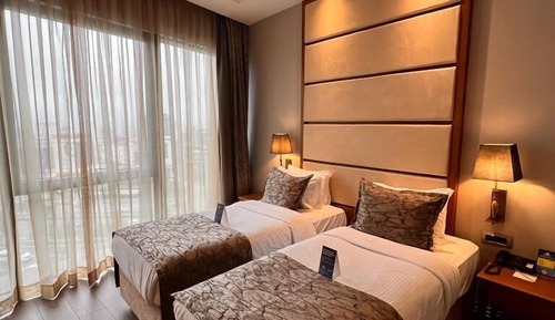 Room, 2 Twin Beds, City View