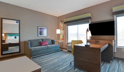Studio, 1 King Bed, Refrigerator & Microwave (Wet bar)