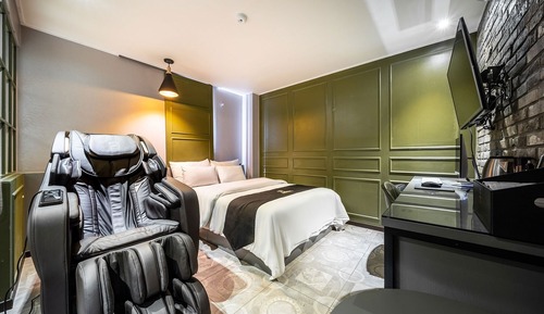 Room (Unlimited Stay Random Room (Netflix))